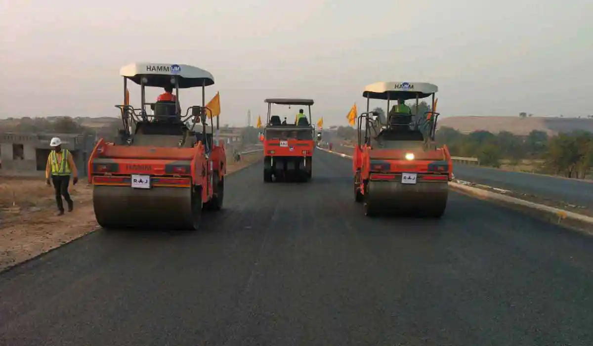 IJM India Infrastructure Ltd. Sets a Record of Laying 25.54-km lane in 17:45 hours