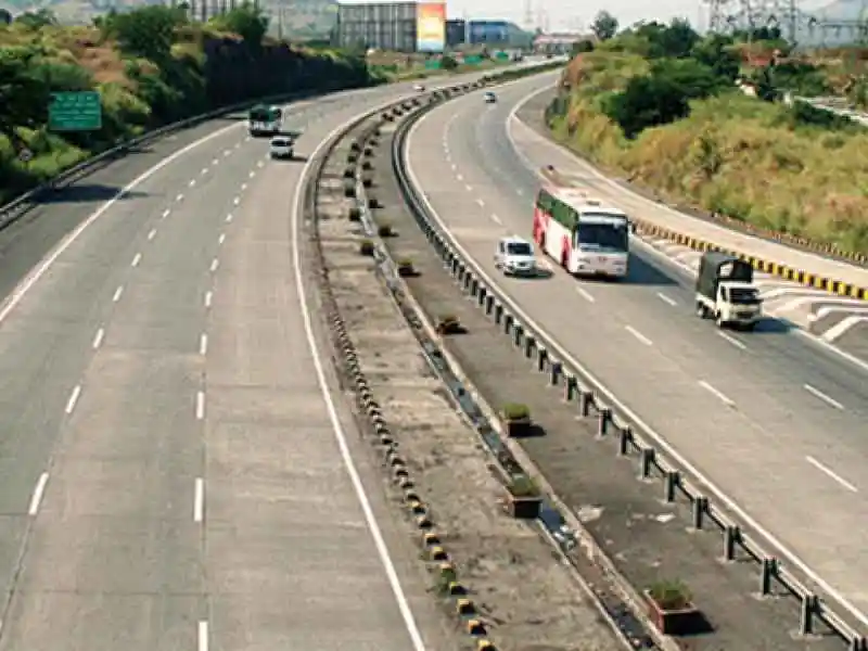 highway stretches constructed in India between April and January